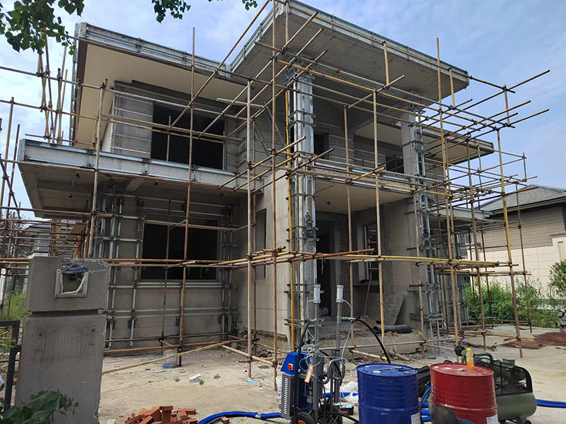 聚氨酯噴涂輕鋼別墅保溫設(shè)備要選多少錢一臺(tái)的？京華邦威廠家直銷