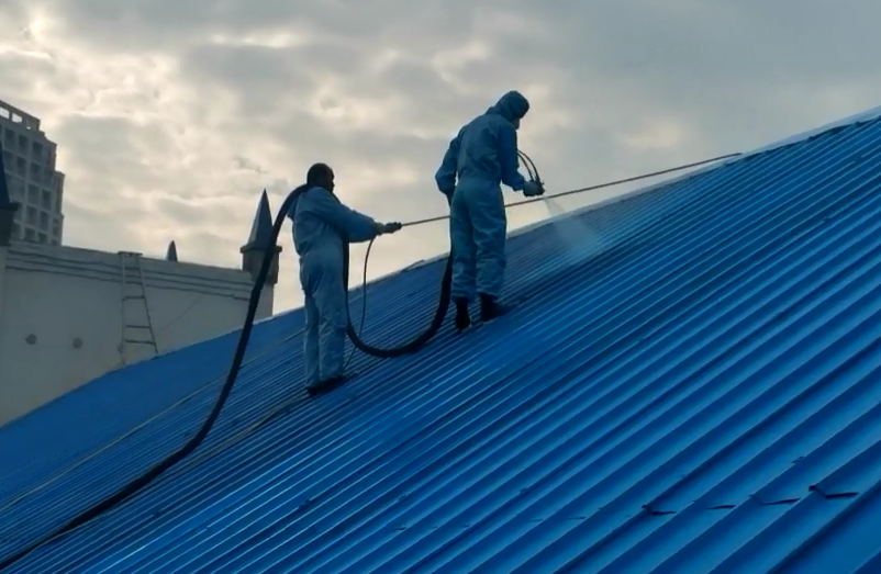 彩鋼瓦房保溫噴涂性價比優選，京華邦威聚氨酯噴涂設備廠家！